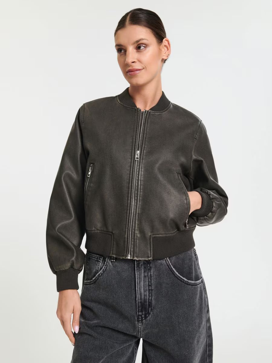 Black Jacket With Zipper And Long Sleeves