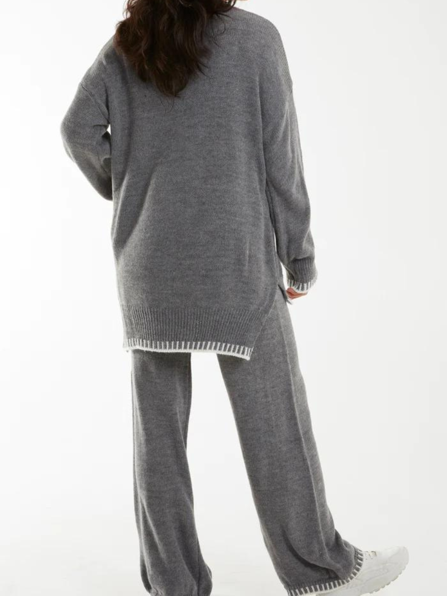 Knitted cable coordination law with sewn hem