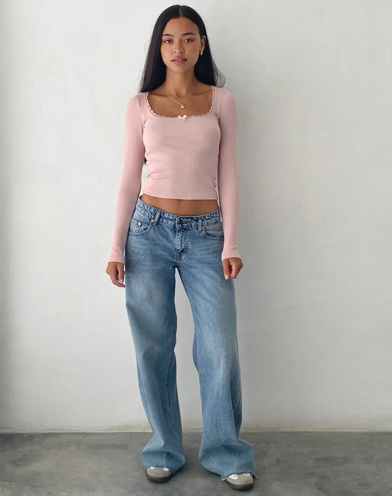 Slim top with long sleeves and u-neck