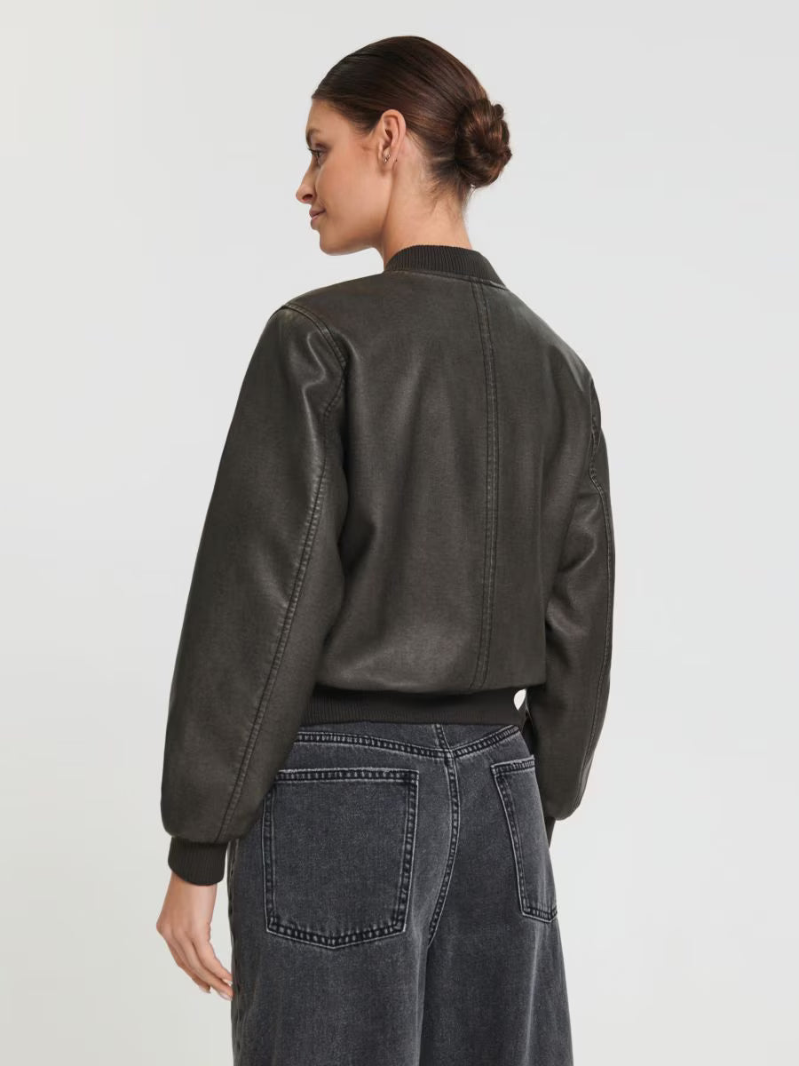 Black Jacket With Zipper And Long Sleeves